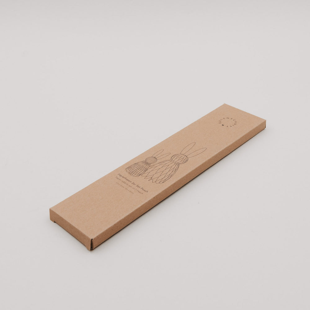 Verpackung des 2er-Sets pfirsichfarbener Papierhasen von Eulenschnitt aus nachhaltigem Karton.