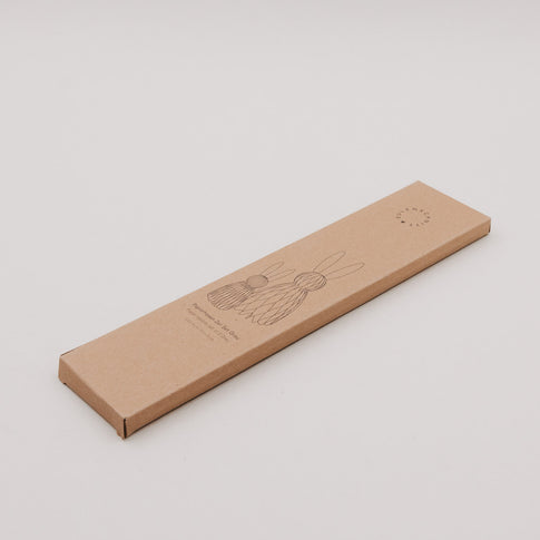 Kartonverpackung für das 2er-Set grauer Papierhasen von Eulenschnitt, schlicht und nachhaltig.