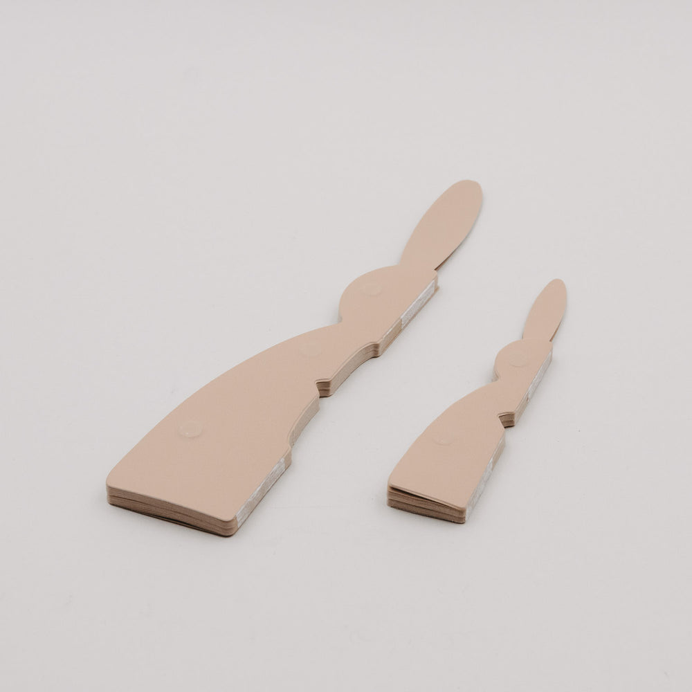 Flachliegende Papierhasen-Einzelteile in Naturfarbe für das 2er-Set, bereit zum Auffalten.