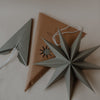 Graue Papiersterne in drei Größen mit Verpackung und Aufhängung als stilvolle Weihnachtsdekoration