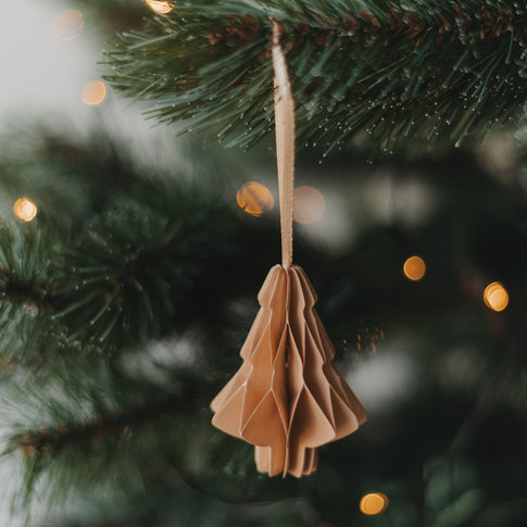 Brauner Papierbaum aus Papier als stilvoller Christbaumschmuck am Tannenzw