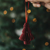 Rote Papiertanne mit Faltoptik als Weihnachtsanhänger