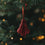 Rote Papiertanne als Christbaumschmuck am Weihnachtsbaum mit rotem Band