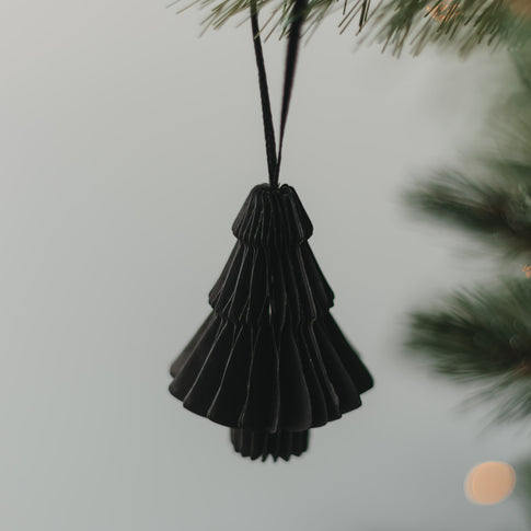 Schwarze Papiertanne mit Faltoptik als Christbaumschmuck am Weihnachtsbaum