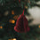 Rote Papierglocke als Weihnachtsanhänger am festlich geschmückten Christbaum