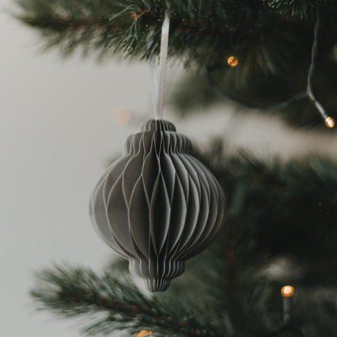 Grauer Weihnachtsanhänger aus Papier in Kugelform als stilvoller Christbaumschmuck
