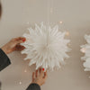 Weiße Papierschneeflocke 30 cm wird an der Wand als Weihnachtsdekoration aufgehängt