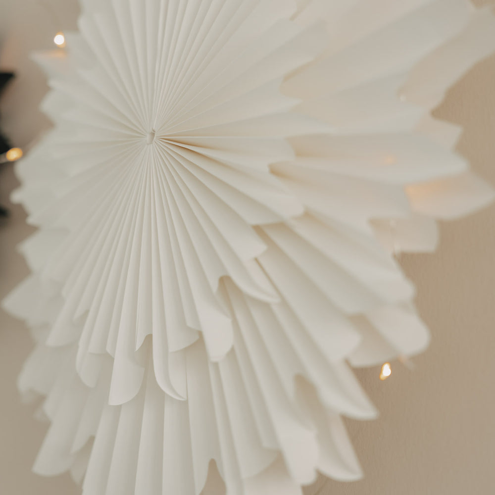 Detailaufnahme der weißen Papierschneeflocke 30 cm mit filigraner Faltstruktur