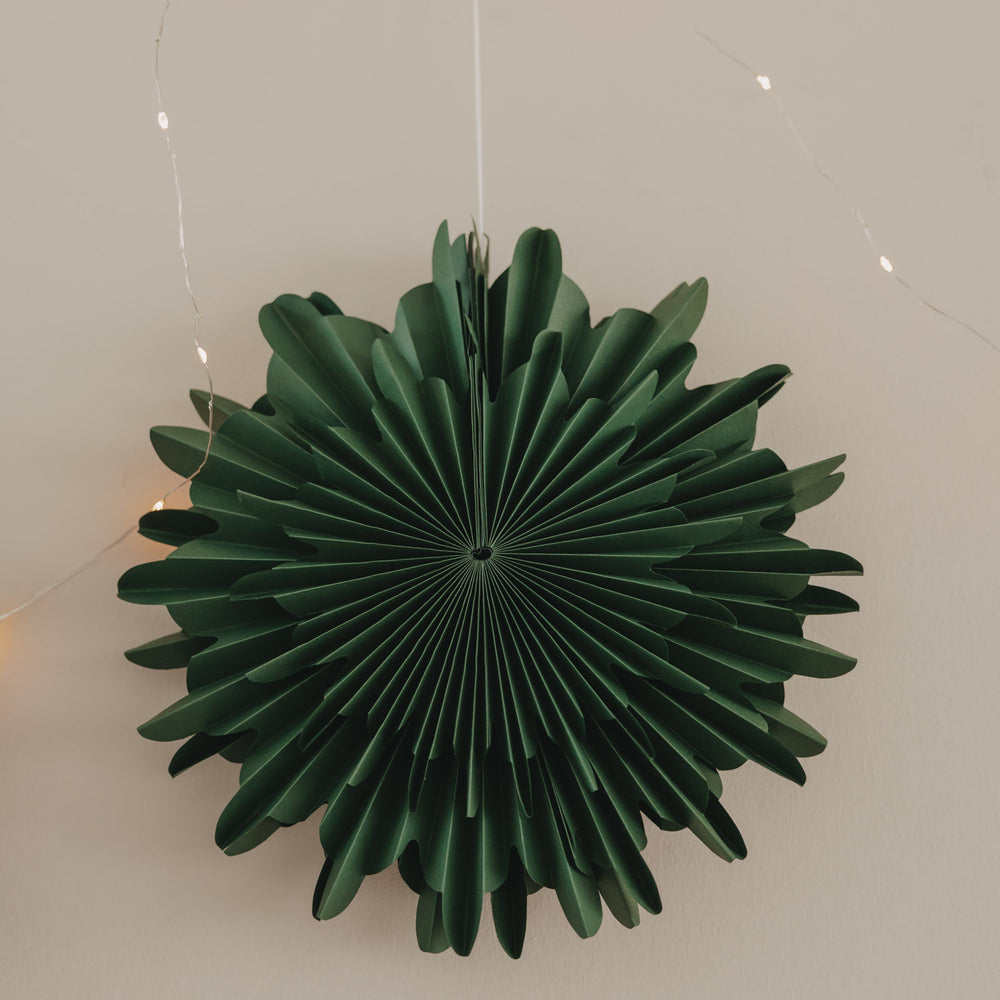 Grüne Papierschneeflocke 30 cm als festliche Weihnachtsdekoration an der Wand