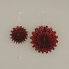 Rote Papierschneeflocken in 30 cm und 45 cm als festliche Wanddekoration mit Lichterkette