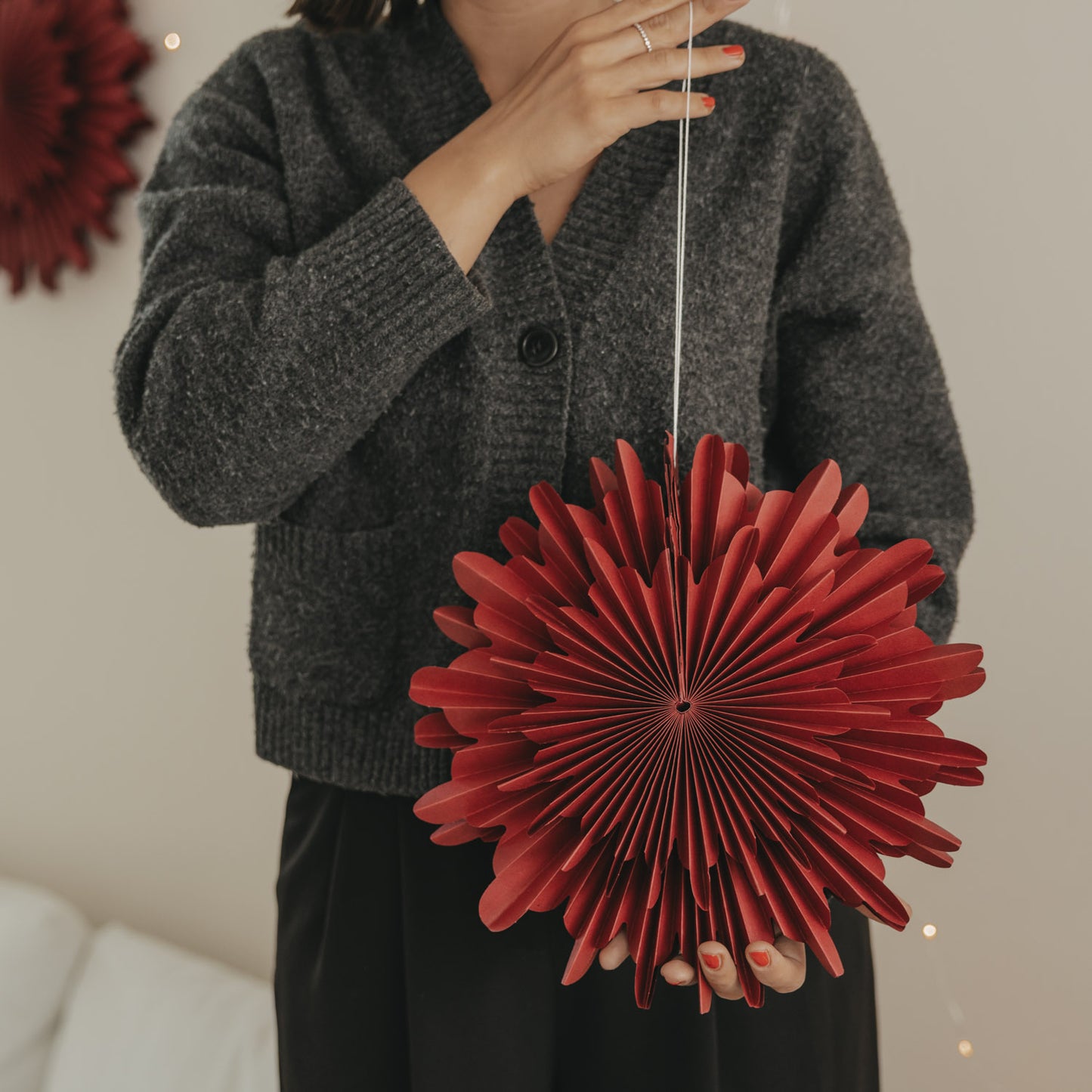 Rote Papierschneeflocke 30 cm mit filigraner Fächerstruktur als Weihnachtsdekoration