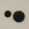 Schwarze Papierschneeflocken in 30 cm und 45 cm als moderne Wanddekoration mit Lichterkette