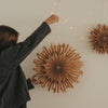 Braune Papierschneeflocke 45 cm wird als Weihnachtsdekoration an der Wand aufgehängt