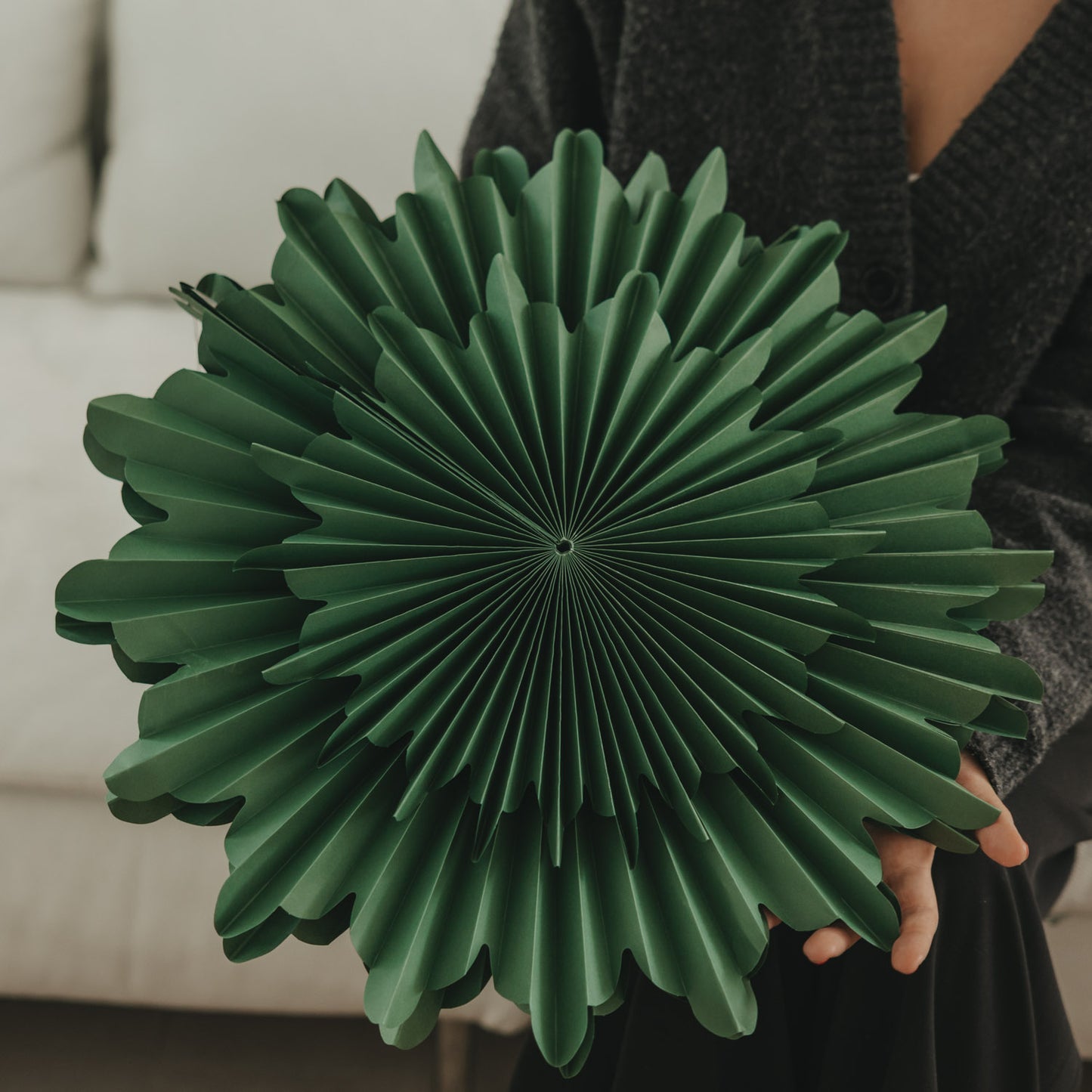 Grüne Papierschneeflocke 45 cm mit filigraner Fächerstruktur im Detail