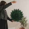 Grüne Papierschneeflocke 45 cm wird als Weihnachtsdekoration aufgehängt