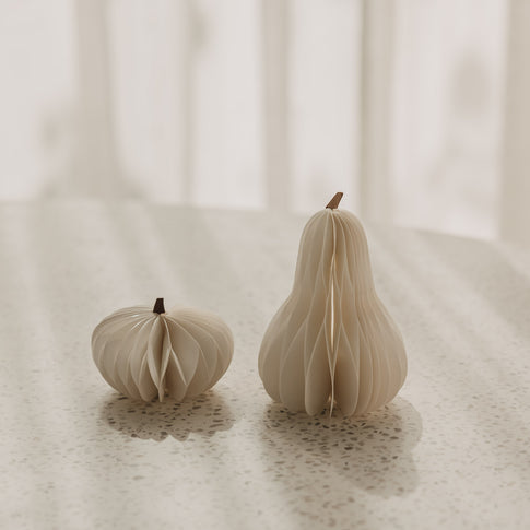 Zwei weiße Papierkürbisse in runder und länglicher Form als minimalistische Herbstdeko