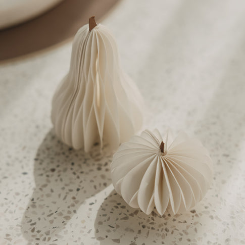 Weißer Papierkürbis und Papierkürbis in Birnenform als dekoratives Herbst-Set