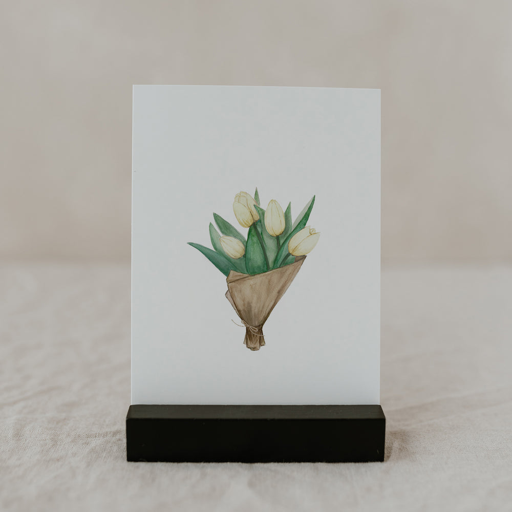 Aquarell-Osterkarte mit gelbem Tulpenstrauß im schwarzen Kartenhalter.