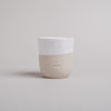 Keramikbecher TANTE in Beige-Weiß mit speckled Glasur, minimalistisches Design von Eulenschnitt.