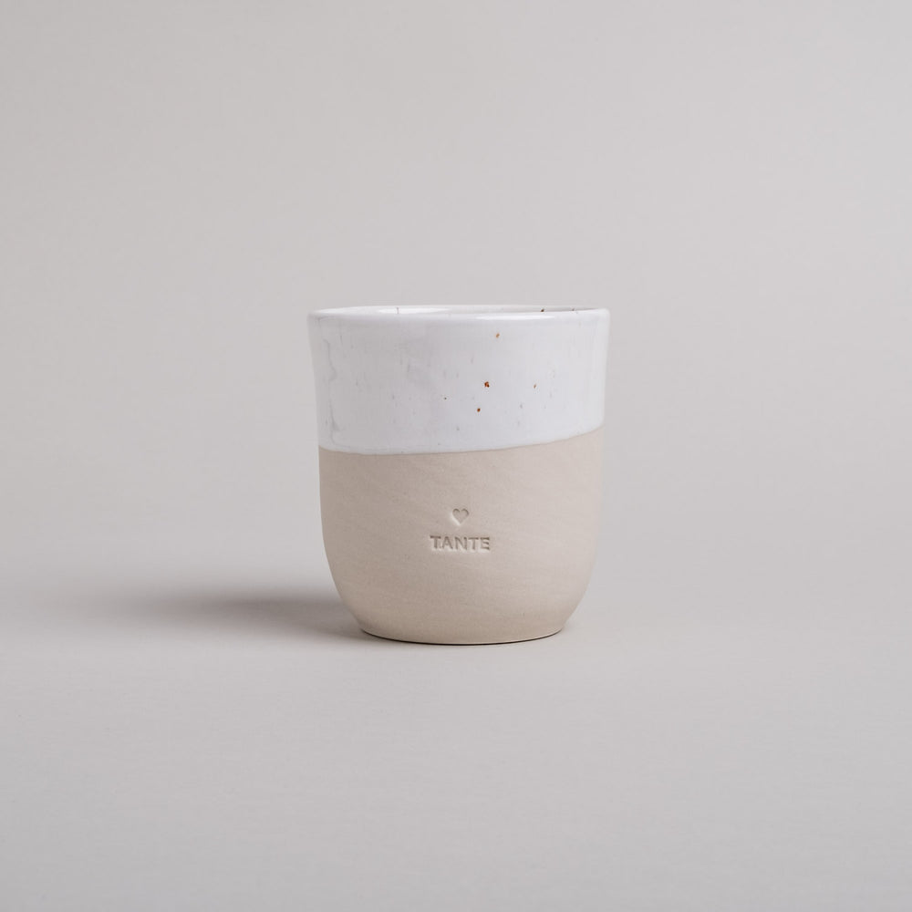 Keramikbecher TANTE in Beige-Weiß mit speckled Glasur, minimalistisches Design von Eulenschnitt.