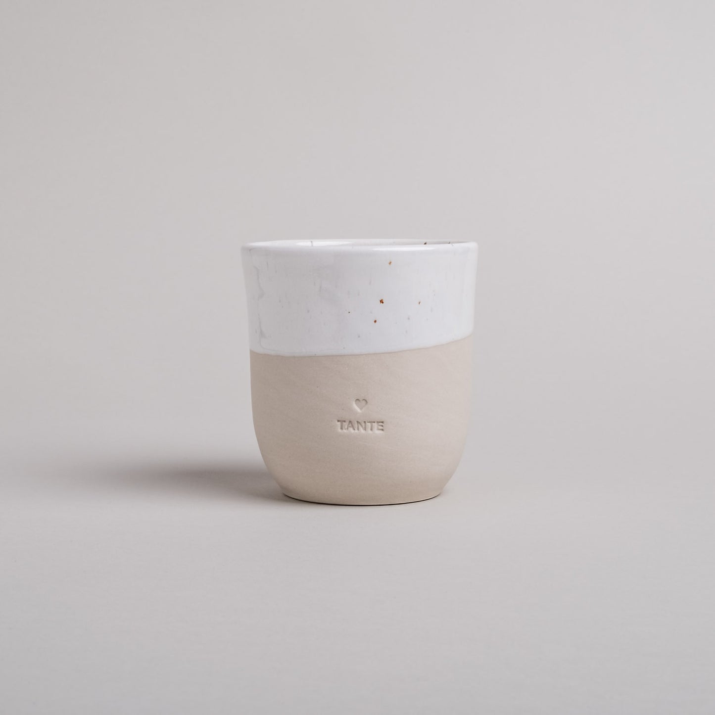 Keramikbecher TANTE in Beige-Weiß mit speckled Glasur, minimalistisches Design von Eulenschnitt.