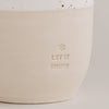 Handgefertigter Becher „Let it Snow“ in Beige mit Keramikstruktur