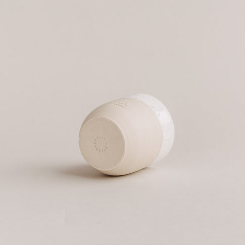 Becher „Let it Snow“ seitlich liegend mit Eulenschnitt-Stempel