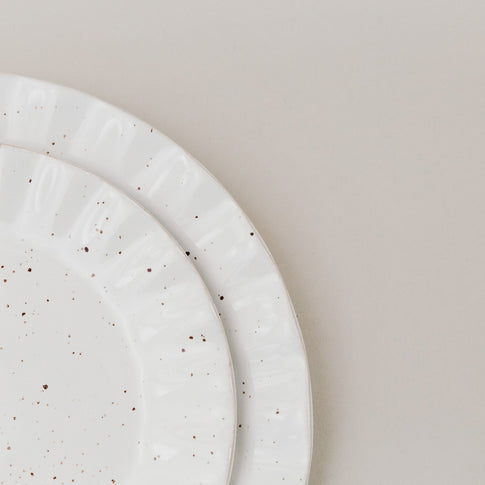 Detailansicht zweier Colina-Teller mit Fokus auf die Glasur und die wellige Form des Rands