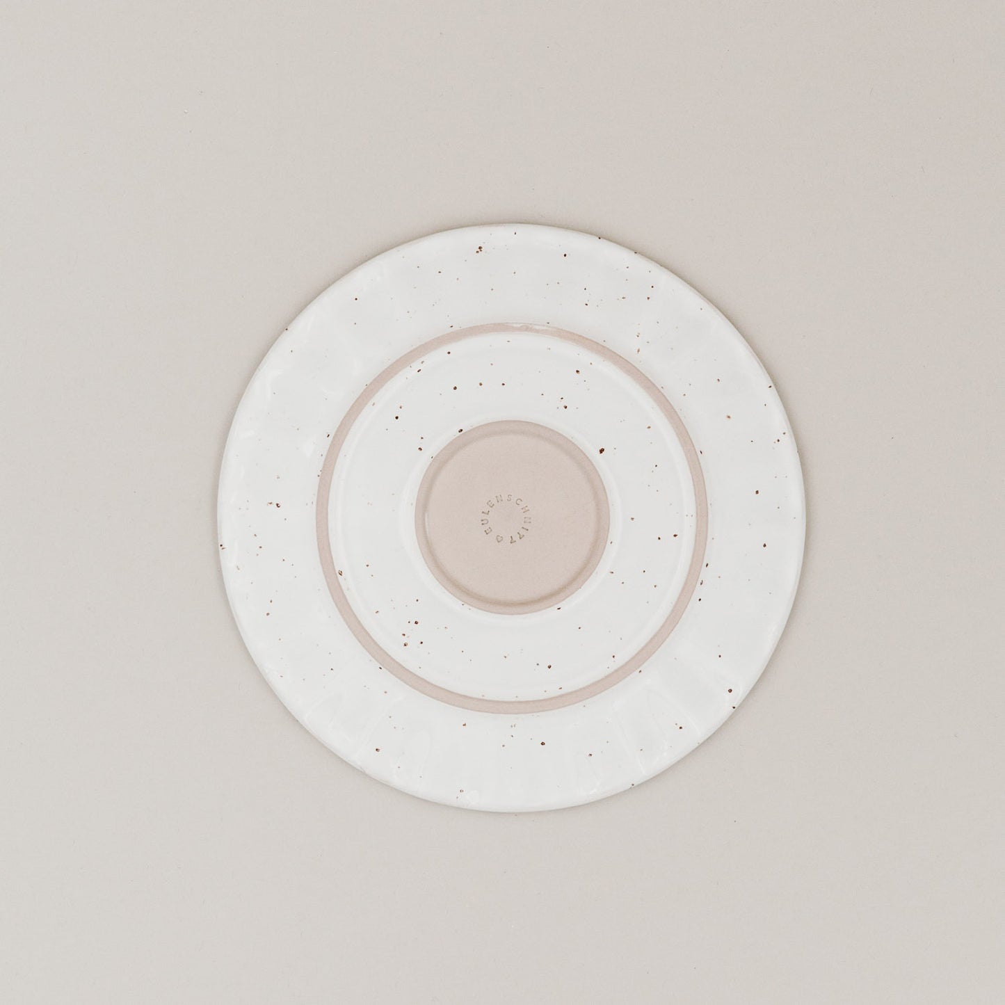 Unterseite des Colina-Tellers mit geprägtem Eulenschnitt-Schriftzug in der Mitte