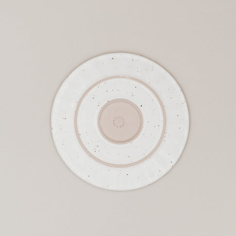 Unterseite des Colina-Tellers mit geprägtem Eulenschnitt-Schriftzug in der Mitte