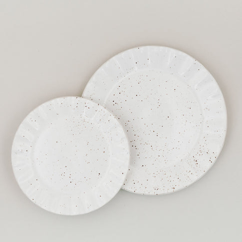 Detailansicht zweier Colina-Teller mit Fokus auf die Glasur und die wellige Form des Rands