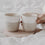 Zwei Keramikbecher „Kleine Auszeit“ und „Me Time“ auf Holztablett – Limited Edition.