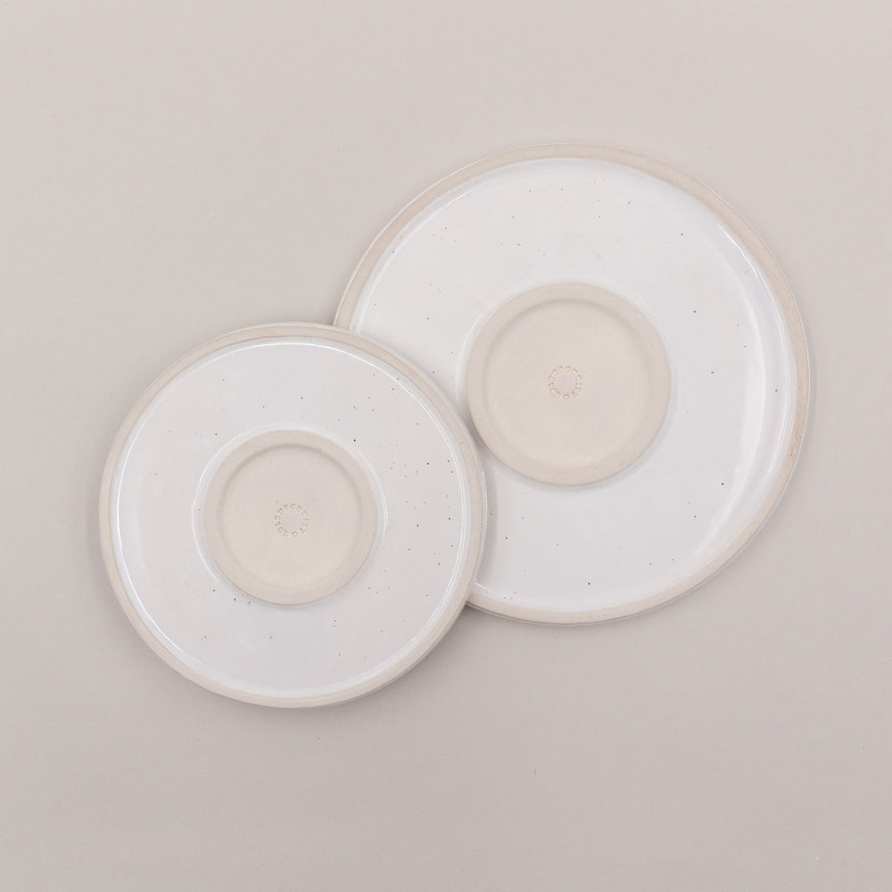 Rückseite der Calma Teller mit Eulenschnitt-Branding – handgefertigte Keramik mit Naturfinish