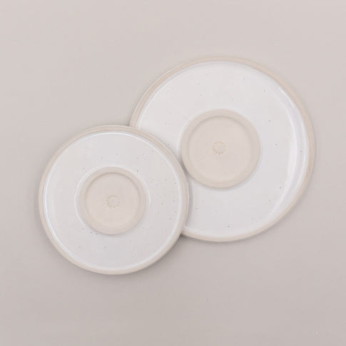 Rückseite der Calma Teller mit Eulenschnitt-Branding – handgefertigte Keramik mit Naturfinish