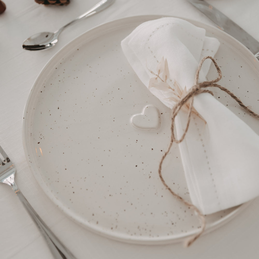 Keramikteller Calma mit Herz und Serviette in Naturoptik – ideal für stilvolle Tischdekoration