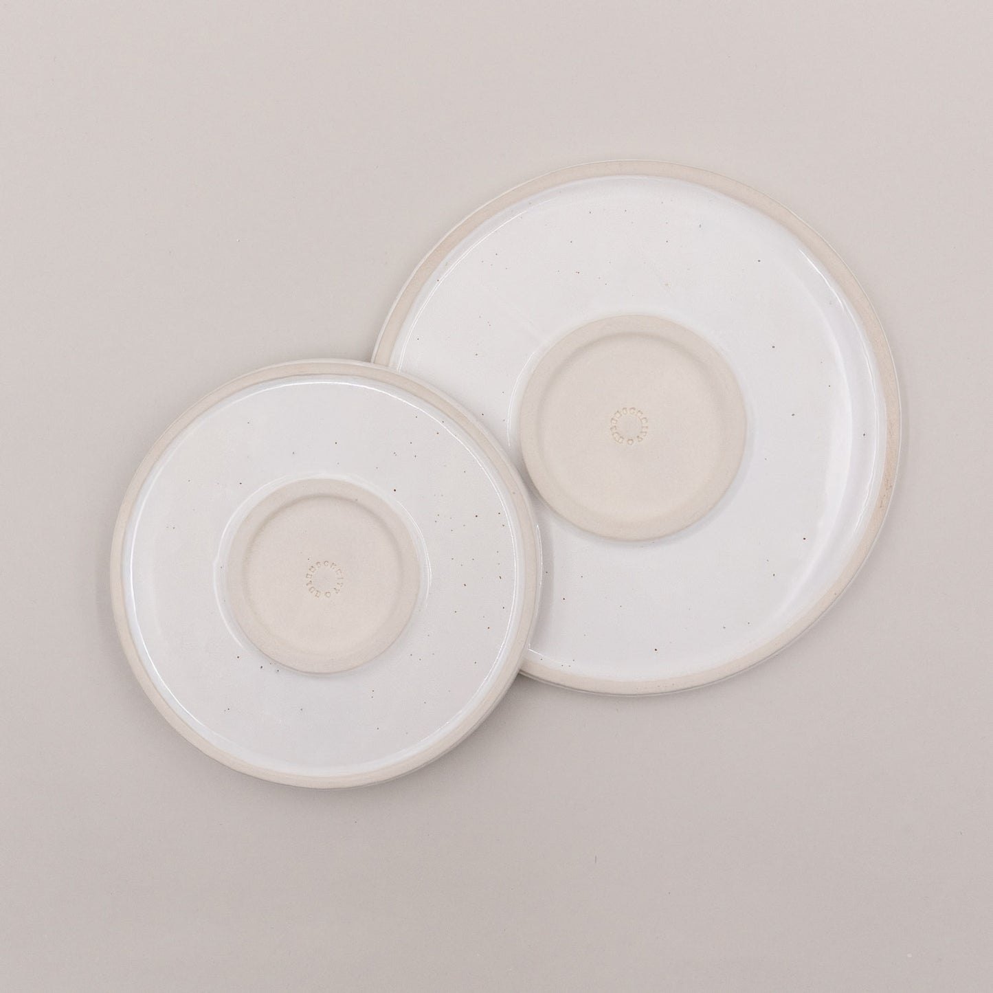 Rückseite der Calma Teller in zwei Größen, naturbelassen und mit Eulenschnitt Prägung.