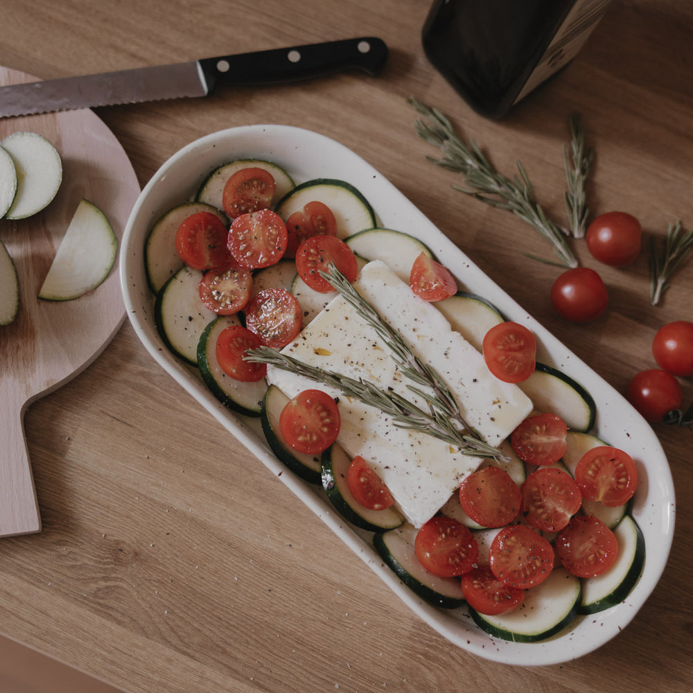 Ungebackenes Ofengericht mit Feta, Zucchini, Tomaten und Rosmarin in der Servierschale Calma klein