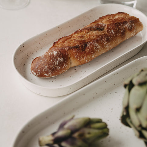 Servierschale Calma klein mit frischem Baguette, dekorativ angerichtet auf einem gedeckten Tisch