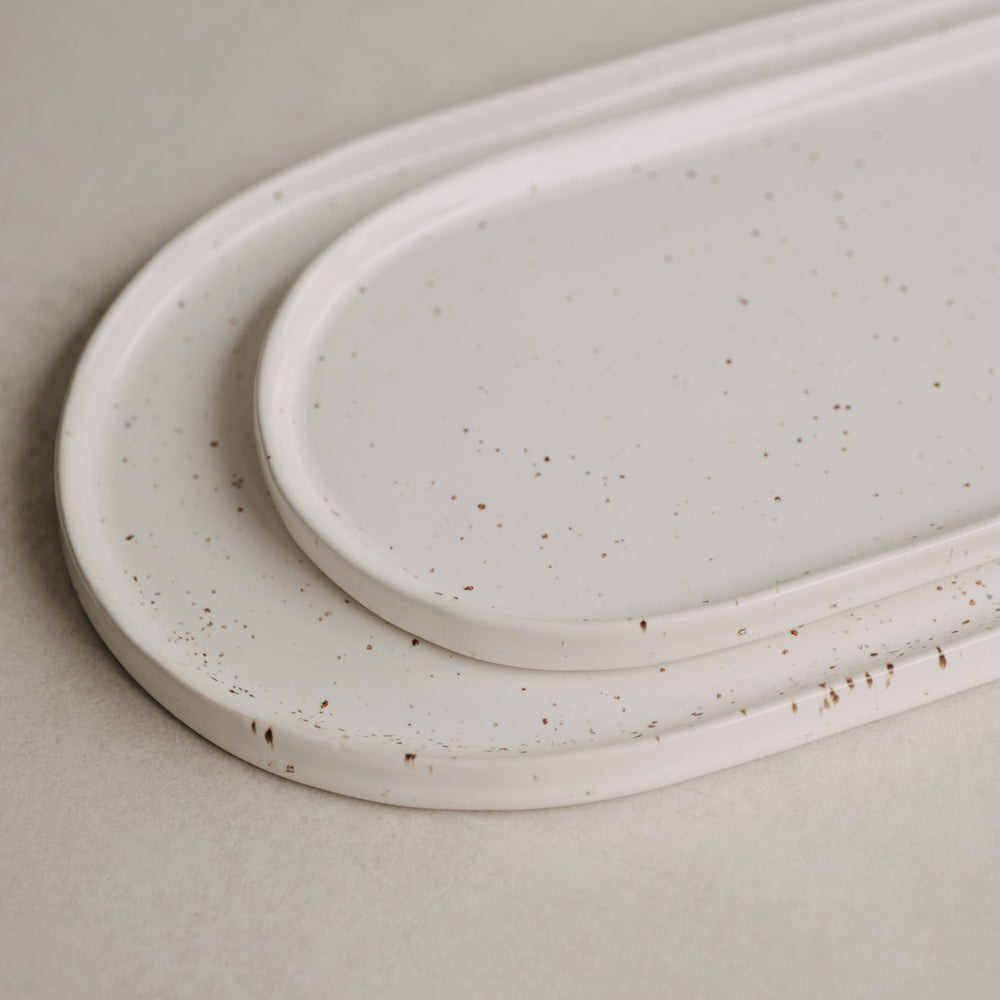 Servierplatten Calma groß und klein im Vergleich – weißes Steingut mit zartem Sprenkelmuster