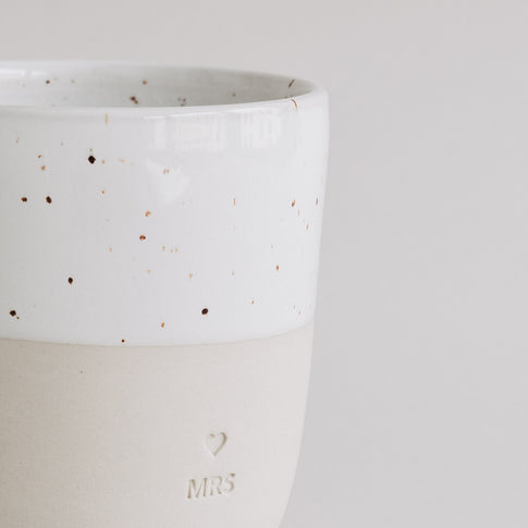 Nahaufnahme des unteren Teils vom MRS Becher mit Herz und Schriftzug.