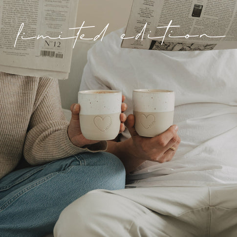 Zwei Keramikbecher Mama und Papa mit Herzmotiv beim gemeinsamen Kaffee, Limited Edition