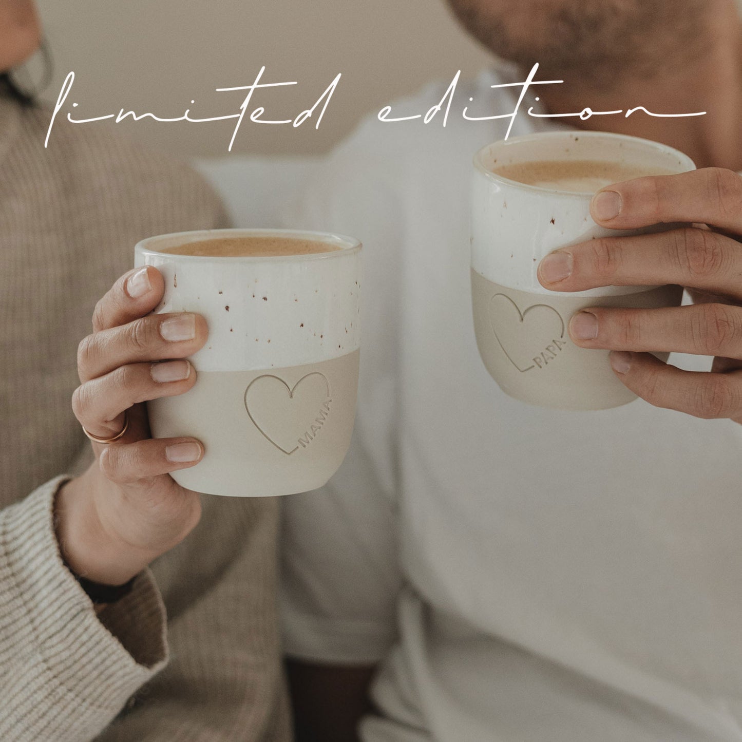 Paar stößt mit Keramikbechern Mama und Papa an, Kaffee genießen, Limited Edition