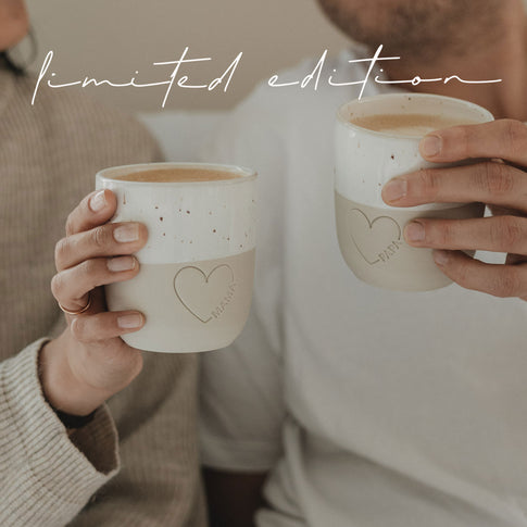 Paar stößt mit Keramikbechern Mama und Papa an, Kaffee genießen, Limited Edition