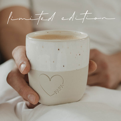 Keramikbecher Papa mit Herzprägung und Kaffee, in der Hand gehalten, Limited Edition