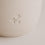 Detail Sternprägung auf Keramikbecher, dezentes Design in Beige und Weiß