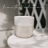 Minimalistischer Keramikbecher „Hello Sunshine“ Limited Edition auf Tisch, stilvoller Mini Mug