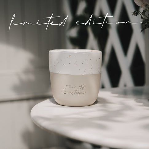 Keramik Mini Mug „Hello Sunshine“ Limited Edition auf Tisch mit Sonnenlicht und natürlichem Schatten