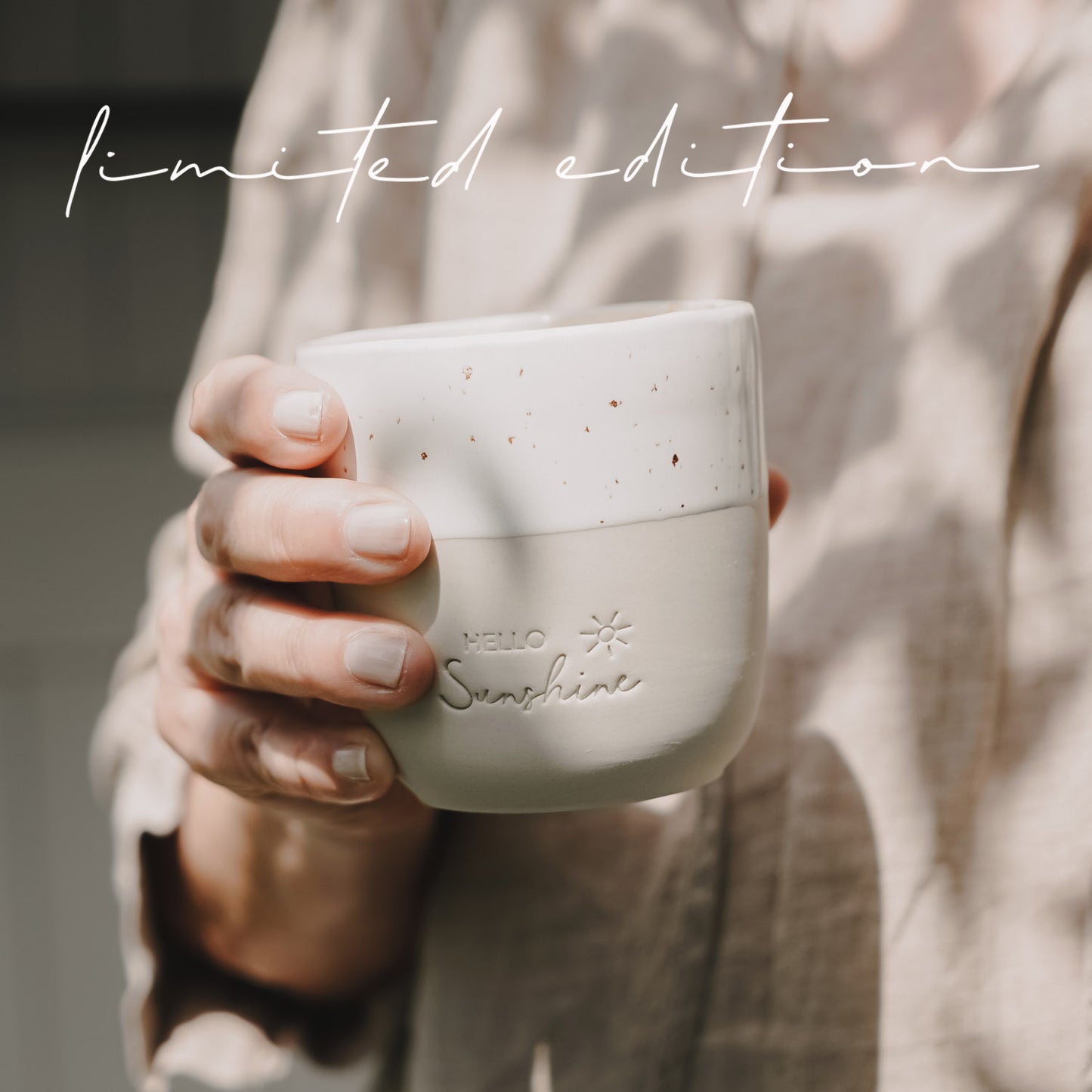 Hand hält Keramikbecher „Hello Sunshine“ Limited Edition, Mini Mug in Beige Weiß
