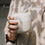 Hand hält Keramikbecher „Hello Sunshine“ Limited Edition, Mini Mug in Beige Weiß