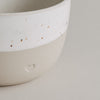 Detailansicht der Keramikschale mit Herz, beige und weiß mit gesprenkelter Glasur